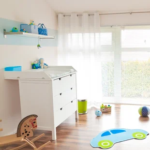 Kinderzimmer mit Holzfußboden Laminat Parkett und Gardine Voile am Fenster - Kinderzimmer mit Holzfußboden Laminat Parkett und Gardine Voile am Fenster